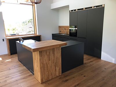 Schwarze Küche mit Holzdetails